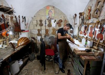 شحادة شلالدة .. شاب فلسطيني مبدع في صناعة الكمان
