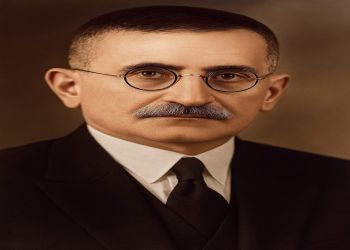 كاتب وأديب ومترجم فلسطيني