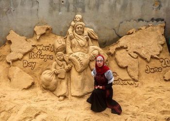 تجسيد الواقع الفلسطيني بالنحت على الرمال 