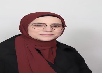  مديرة المعرض الفني لمة الخليل
