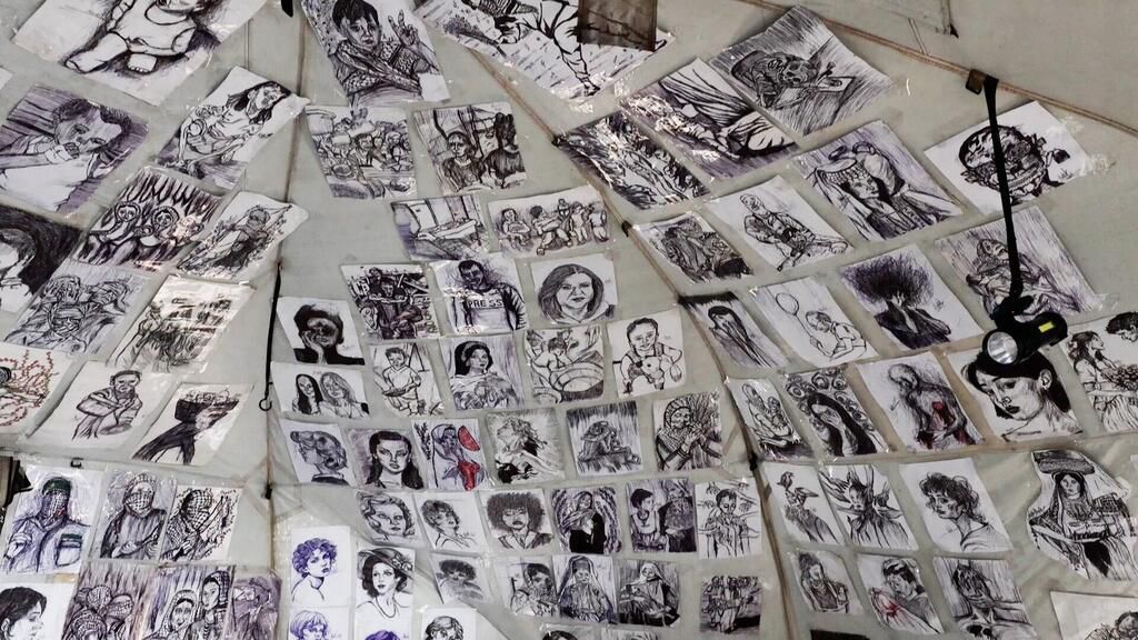 فنانون فلسطينيون يحولون آلام الحرب في غزة إلى لوحات فنية