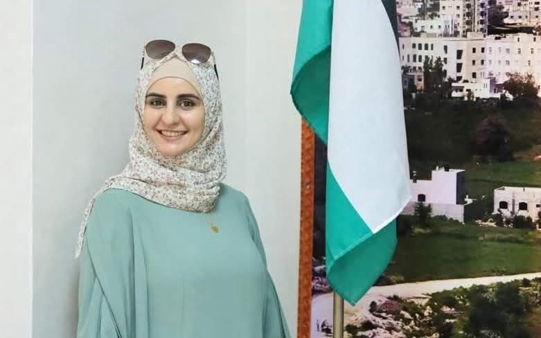 معلمة فلسطينية تتأهل للمنافسة الأوروبية بعد فوزها بجائزة الجودة الوطنية في مشروع تعليمي متميز